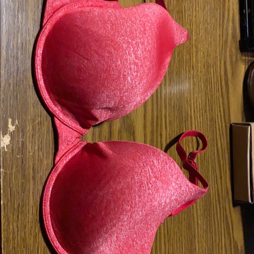 Red VS Bra